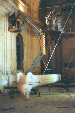 Sculture in vetroresina, Ariete Romano L 12m x 1,7m. per la mostra personale di Romeo Castellucci. Palermo 1999, Avignone 2000, Roma 2001.