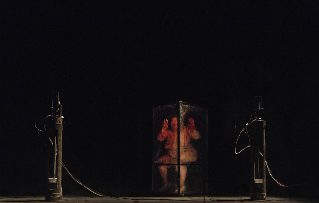 Orestea di Romeo Castellucci 2015, atomazioni Plastikart Studio, Giovanna Amoroso, Istvan ZImmermann, Foto: Guido Mencari